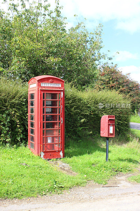 老式的红色电话亭/电话亭/邮筒